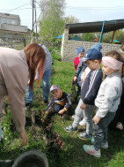 Наш коллектив принял участие в субботнике по уборке территории детского сада.
