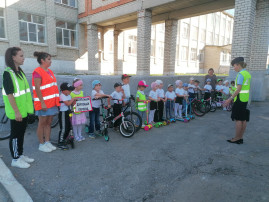Дети и родители приняли участие в мероприятие "Безопасный пешеходный переход" Дети и родители приняли участие в мероприятие "Безопасный пешеходный переход".